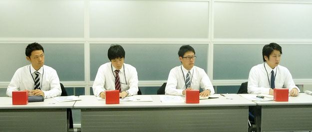 それぞれ真剣な面持ちで研修を受けています